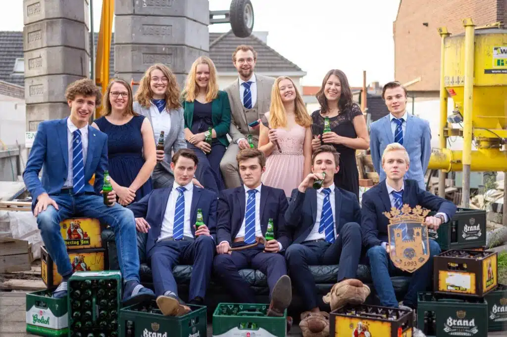 groep studenten netjes aangekleed