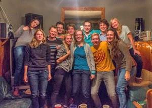 groep studenten die samen op de foto staan